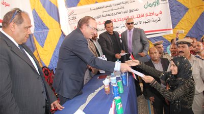 محافظ بني سويف يفتتح إعمار 4 قرى ويسلًم قروض لمشروعات صغيرة 