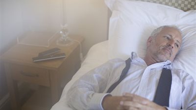 لماذا نواجه مشاكل عند النوم أول ليلة في فندق؟