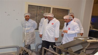 بعد عودة السكر.. محافظ بني سويف يتفقد مصنع 