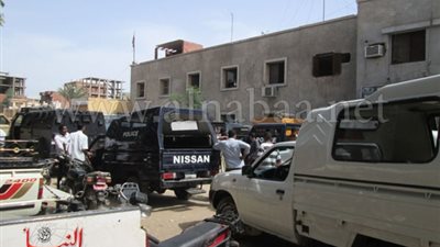 بالفيديو.. مسجل خطر يقاوم معاون مباحث كوم أمبو باستخدام 