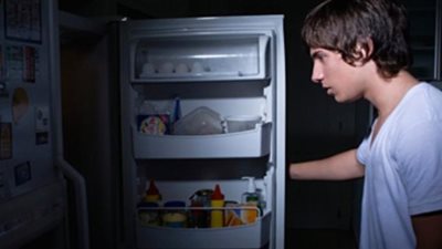 دراسة: السهر يهدد بزيادة الوزن