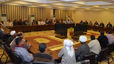 محافظ بني سويف ومدير الأمن يلتقيان بتجار الجملة لضبط الأسعار