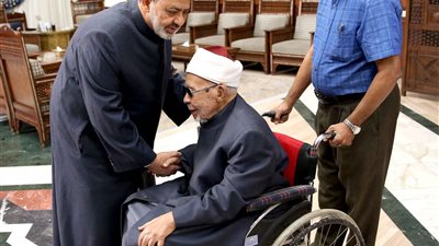 أكبر «معمر أزهري» يتبرع بمكتبته لـ«الأزهر الشريف»