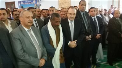 بالصور.. محافظ بني سويف يتقدم مشيعي جنازة شهيد حادث كمين العريش الإرهابي 