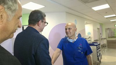 مجدي يعقوب يستقبل وفد الأهلى بمركز القلب بأسوان