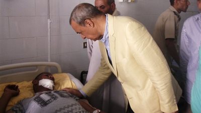 محافظ قنا يتفقد المصابين بحادث طريق «سوهاج – سفاجا»