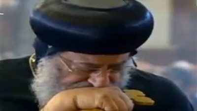 بالصور.. تواضروس يبكي خلال رئاسته صلاة الجنازة على ضحايا تفجير الكاتدرائية 