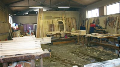 ورشة نجارة تحرم أهالي 