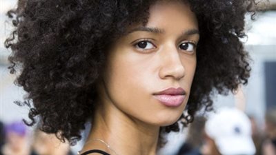 تعرفي على موضة قصات الشعر لـ 2017.. الطبيعة عائدة بقوة