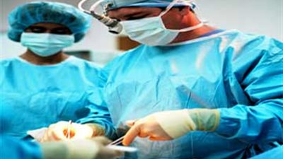 طبيب يتسبب فى قطع شريان موظفة كبيرة بمركز قلب شهير