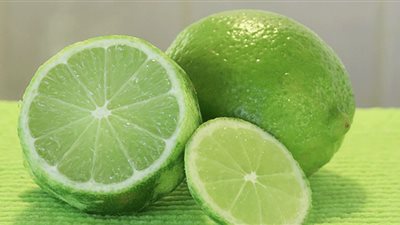 مزيلات العرق قد تسبب سرطان الثدي.. استخدمي الليمون في القضاء على رائحة جسمك