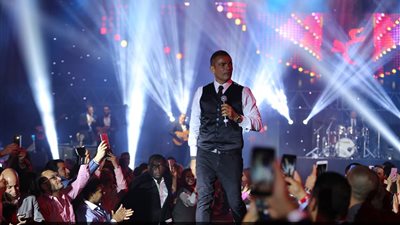 صور جديدة من حفل عمرو دياب فى دبي