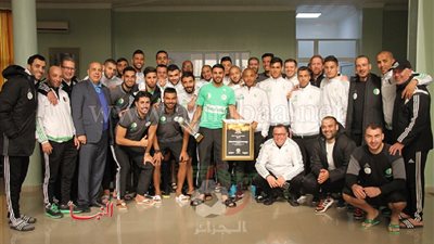 شاهد.. رياض محرز يحتفل بجائزة أفضل لاعب في إفريقيا مع منتخب الجزائر