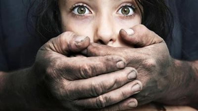 مُسن يخطف طفلة ويهتك عرضها بشبرا الخيمة 