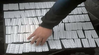 قصة «سُفرجي» يُهرب الأقراص المخدرة بلفها حول جسد زوجته