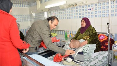 بالصور.. عبد الحفيظ يزور مركز الاورام بالمنصورة 