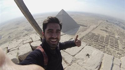 هل شاهدت مصر من أعلى؟.. قصة طالب تركي تسلق هرم «خوفو»