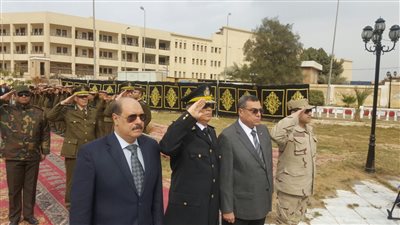 محافظ الفيوم يضع إكليل الزهور على النصب التذكاري لشهداء الشرطة