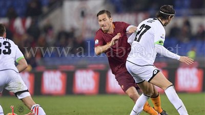 بالفيديو.. روما يطيح بـ