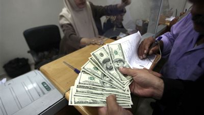 شعبة المستوردين تكشف سبب انخفاض سعر الدولار في البنوك