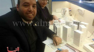 بالصور.. إحباط تهريب هواتف محمولة بـ 150 ألف جنيه في مطار القاهرة 