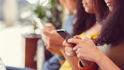 سبب نفسي وراء اندفاع الشباب لتلقي إشعارات الهاتف الذكي