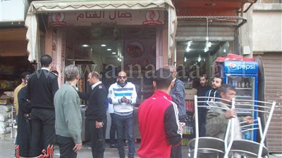 بالصور.. حملات مكبرة لغلق المقاهي المخالفة في حلوان