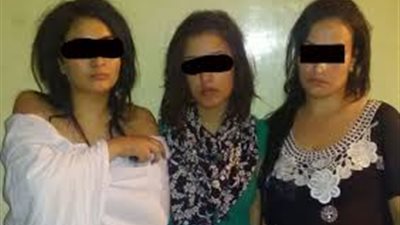 حبس قوادة وساقطتين فى شبكة آداب عمارات العرايس بالبساتين 