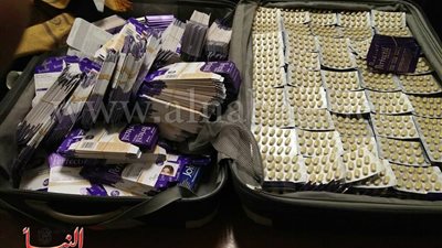 بالصور.. إحباط تهريب 21 ألف قرص دواء 