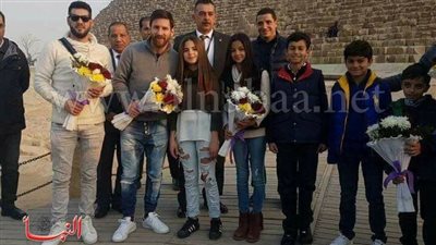 أول صور لـ ميسي في مطار القاهرة والأهرامات