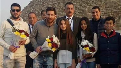 بالصوره.. ميسي يزور الاهرامات 
