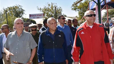 بالصور.. مجدي يعقوب وأمير الدنمارك في مقدمة «المارثون الرياضي» بأسوان