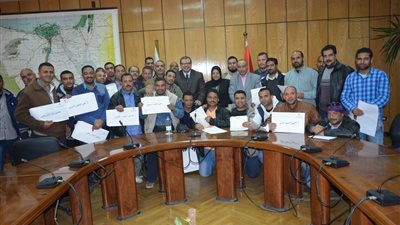 تسليم 41 عاملًا عقودًا للعمل بإحدى دول الخليج