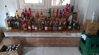 ضبط 263 زجاجة بيرة و305 صاروخ داخل محل بالعامرية 