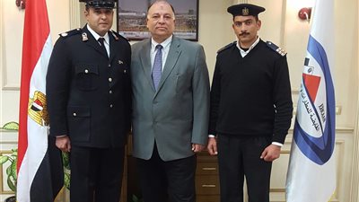 تكريم ضابط وأمين شرطة لإحباطهما محاولة تهريب هيكل قنبلة بمطار برج العرب