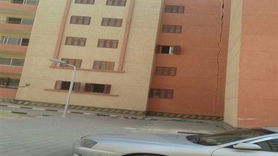 بالصور.. ظهور شروخ خطيرة بعمارات الإسكان الاجتماعي 