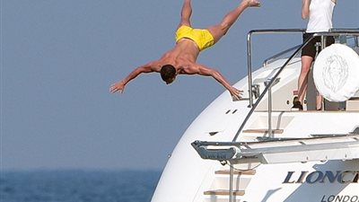 بالصور..كريستيانو رونالدو يغسل همومه في البحر