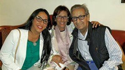 وزير الثقافة المغربيةالسابقة تطمئن على نور الشريف قي بيته