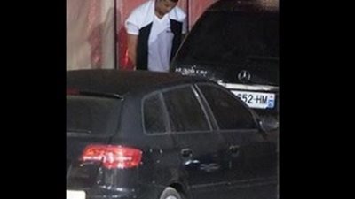 بالصور .. القبض علي رونالدو وهو يتبول في الشارع !!