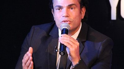 عمرو دياب ينعي ببالغ الحزن وفاة عمر الشريف