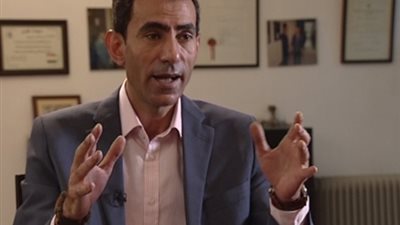 يسري فودة يستعد زكريات عيد ميلاده مع عمر الشريف