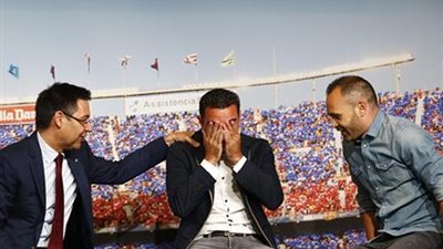 بالصور.. تشافي يودع برشلونة بالدموع