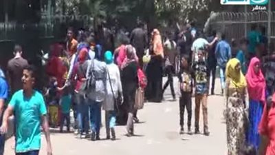 شاهد.. إقبال كثيف على حديقة الحيوانات في ثاني أيام عيد الفطر