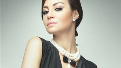 أروى جودة تستمتع ببحر الساحل الشمالى