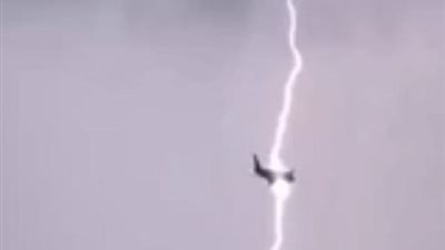 بالفيديو.. برق يضرب طائرة ركاب أثناء تحليقها