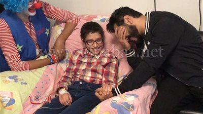 بالصور.. تامر حسني يزور طفلة مريضة بــ