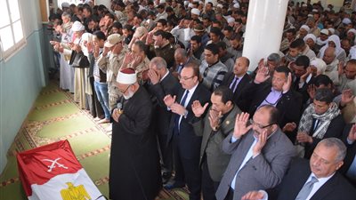 المحافظ ومدير الأمن والمستشار العسكري يتقدمون مشيعي جنازة 