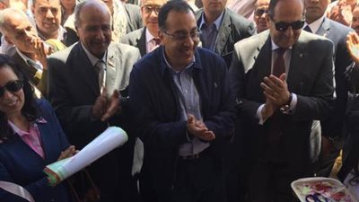 وزير الإسكان ومحافظ سوهاج يسلمان الوحدات السكنية للمنتفعين بمشروع «السماكين» 