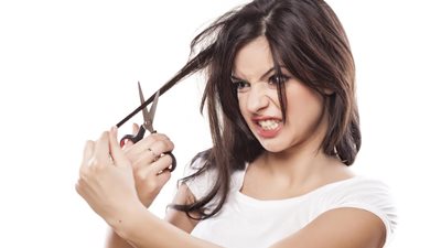 بالفيديو.. طريقة قص الشعر المموج للتخلص من التقصيف‎