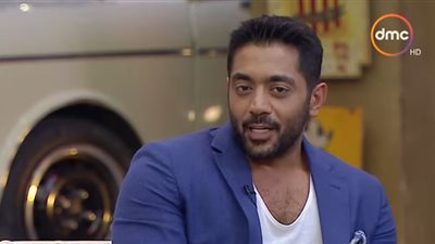 بالفيديو.. رفضه معهد التمثيل وكشف أسرارا عن والده.. أجرأ تصريحات أحمد فلوكس في 